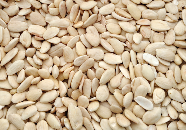 Amandes biologiques cassées blanchies